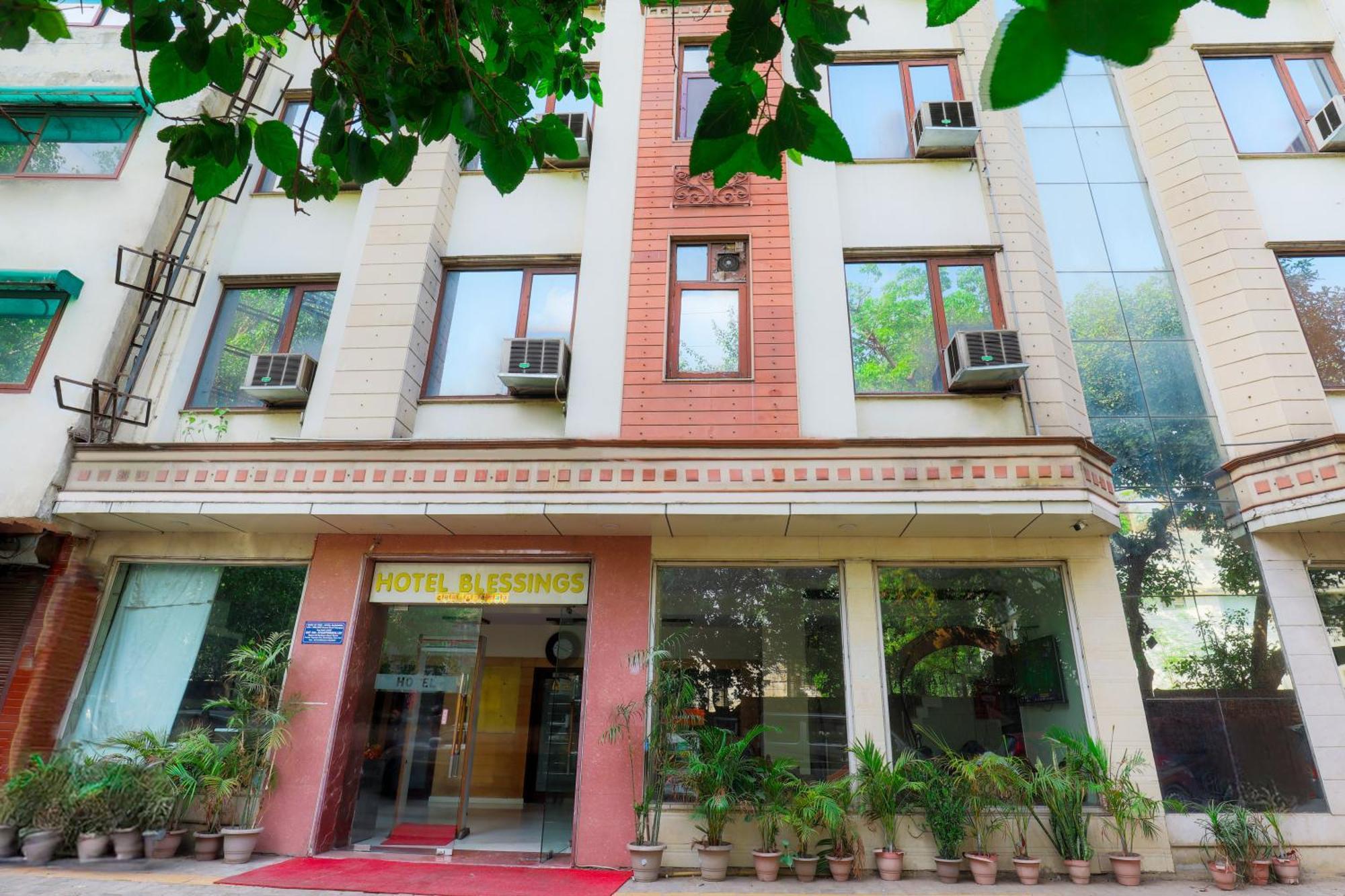 Hotel Blessings On Road Near New Delhi Railway Station Renovated 2025 May Paharganj Exterior photo