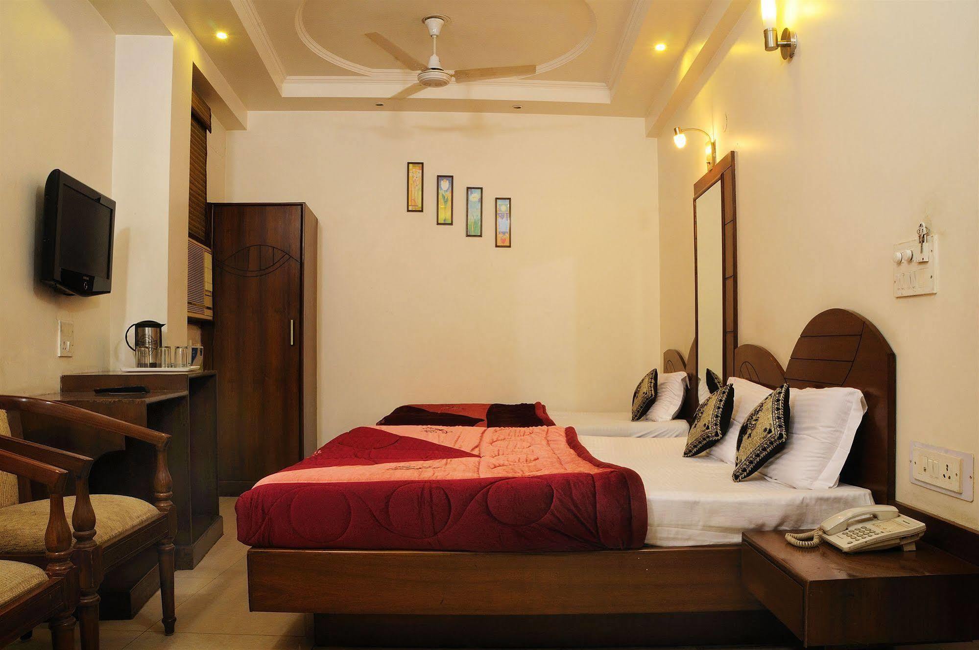 Hotel Blessings On Road Near New Delhi Railway Station Renovated 2025 May Paharganj Exterior photo